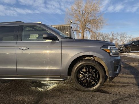 Used 2022 Ford Expedition XLT image 2