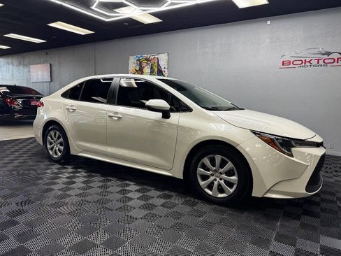Used 2021 Toyota Corolla LE FWD image 2
