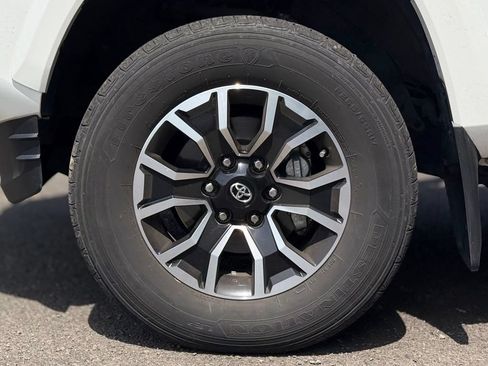 Used 2021 Toyota Tacoma TRD Sport w/ TRD Premium Sport Package AWD/4WD image 9