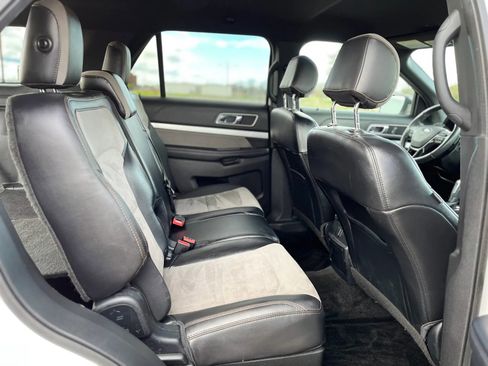 Used 2017 Ford Explorer XLT w/ Equipment Group 202A FWD image 14