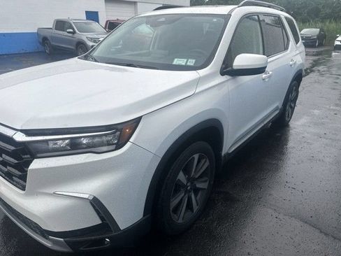 Used 2023 Honda Pilot Touring image 4