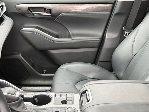 Used 2024 Toyota Highlander Limited AWD/4WD image 13