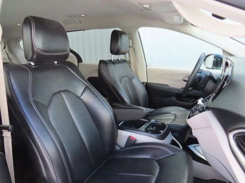 Used 2024 Chrysler Pacifica Touring-L image 25