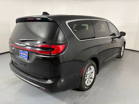 Used 2023 Chrysler Pacifica Touring-L FWD image 7