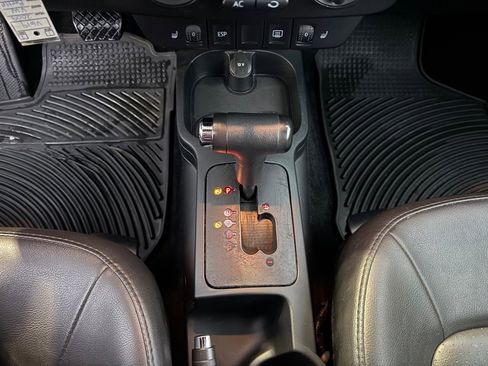 Used 2009 Volkswagen Beetle S image 28