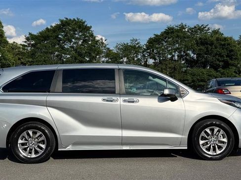 Used 2023 Toyota Sienna XLE AWD/4WD image 6