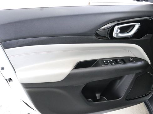 Used 2025 Jeep Compass Limited image 20