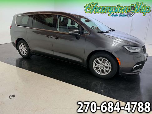 Used 2023 Chrysler Pacifica Touring-L FWD image 1