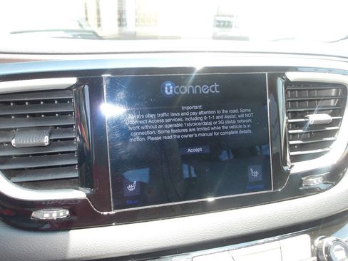 Used 2017 Chrysler Pacifica Touring-L FWD image 15