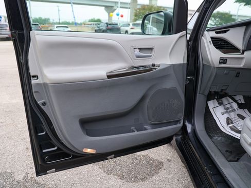 Used 2019 Toyota Sienna XLE FWD image 29
