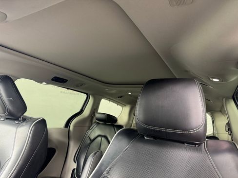 Used 2024 Chrysler Pacifica Limited image 4