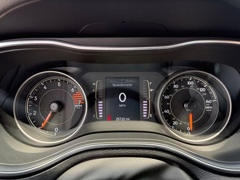Used 2019 Jeep Cherokee Latitude Plus FWD image 28