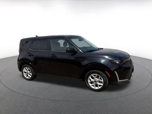 Used 2025 Kia Soul LX w/ LX Technology Package FWD image 2