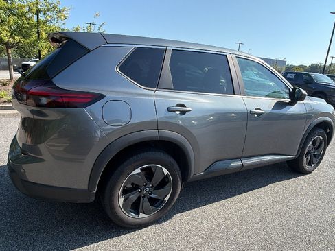 Used 2024 Nissan Rogue SV AWD/4WD image 8