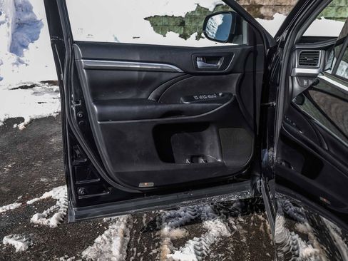 Used 2018 Toyota Highlander SE image 23