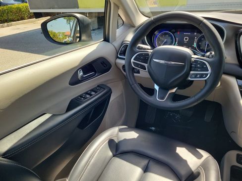 Used 2023 Chrysler Pacifica Touring-L FWD image 15