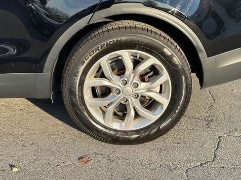 Used 2019 Land Rover Discovery SE image 11