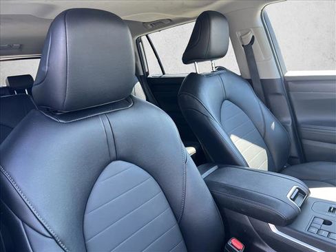 Certified 2025 Toyota Highlander XLE image 24