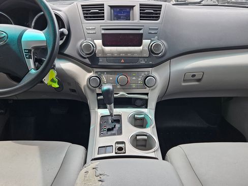 Used 2012 Toyota Highlander FWD w/ Tech Pkg image 10