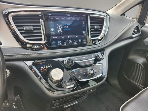 Used 2020 Chrysler Pacifica Limited w/ S Appearance Package FWD image 18