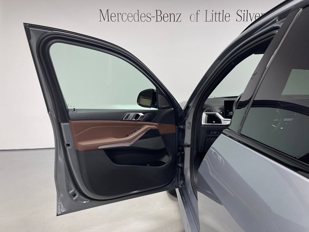 Used 2024 BMW X5 xDrive40i w/ M Sport Package AWD/4WD image 17