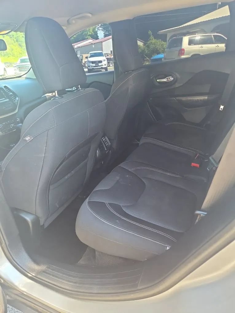Used 2015 Jeep Cherokee Latitude AWD/4WD image 12