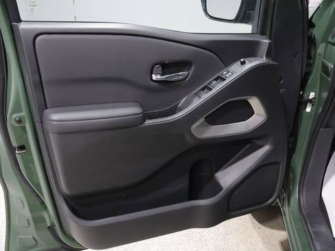 Used 2024 Nissan Frontier SV AWD/4WD image 13