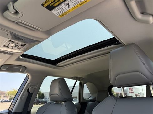 Used 2021 Toyota RAV4 XLE Premium image 6