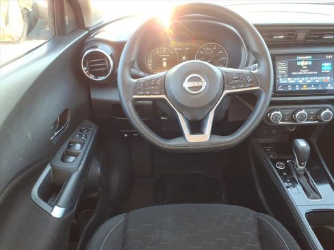 Used 2023 Nissan Kicks SV image 5
