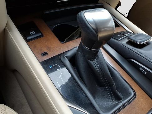 Used 2018 Lexus LX 570 4WD w/ Luxury Package image 17