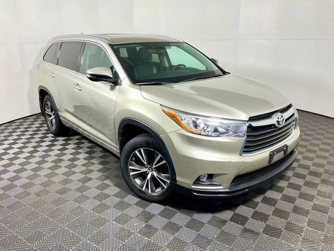 Used 2016 Toyota Highlander XLE image 5