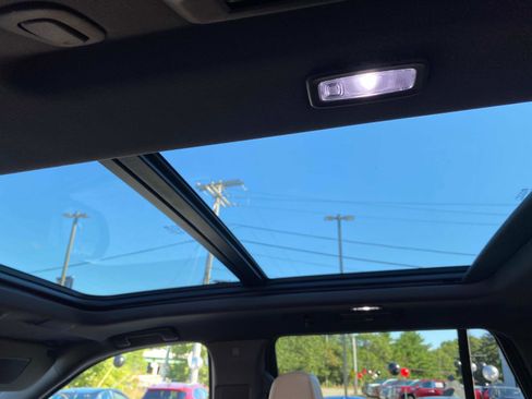 Used 2021 Cadillac Escalade Premium Luxury image 12