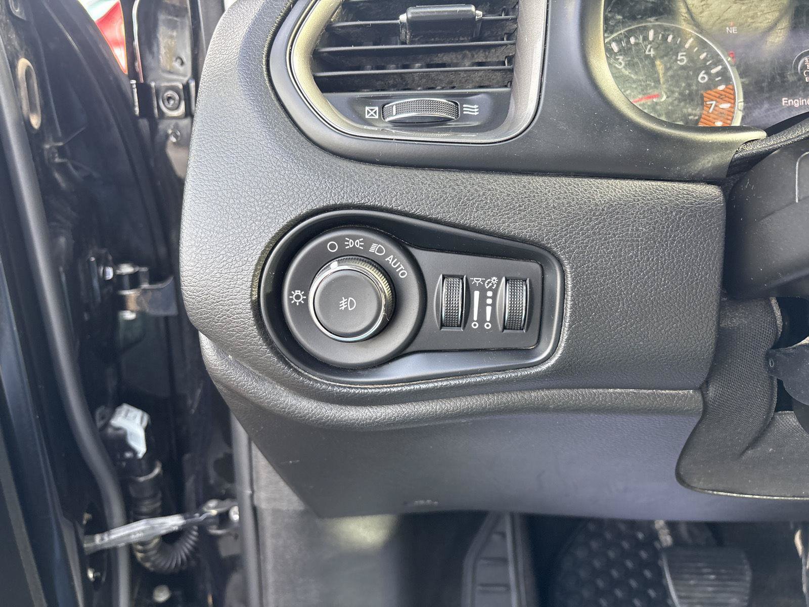 Used 2022 Jeep Renegade Latitude AWD/4WD image 19