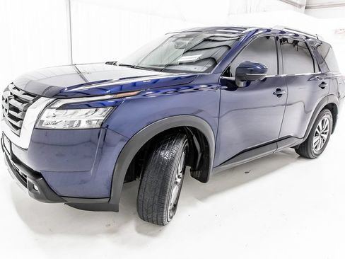 Used 2022 Nissan Pathfinder SL w/ Lighting Package (N92) FWD image 2