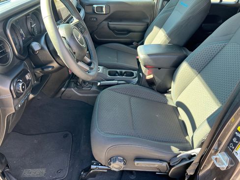 Used 2025 Jeep Wrangler Unlimited Rubicon 4xe w/ Convenience Group image 9