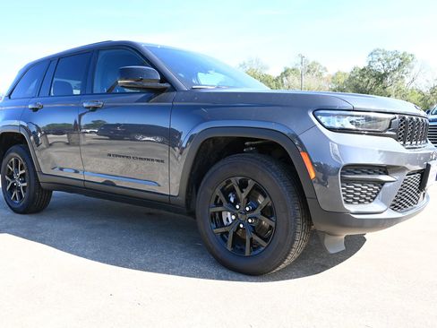 New 2025 Jeep Grand Cherokee Altitude image 5