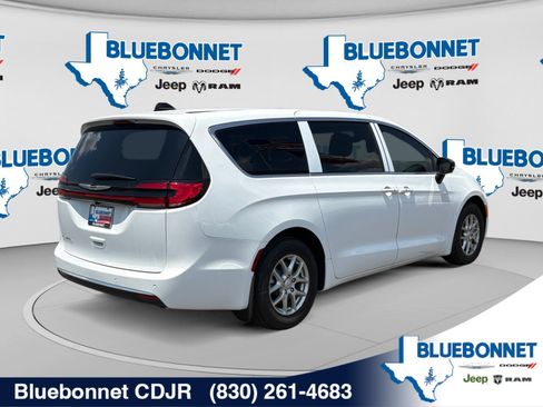 New 2026 Chrysler Pacifica Select FWD image 5