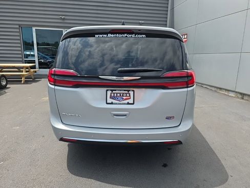 Used 2024 Chrysler Pacifica Touring-L FWD image 7