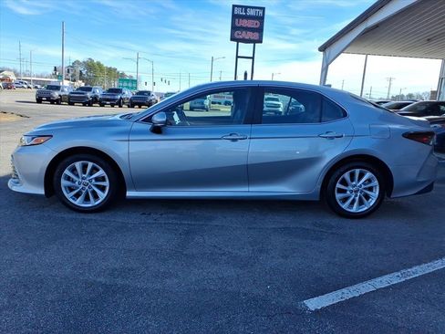 Used 2021 Toyota Camry LE image 4