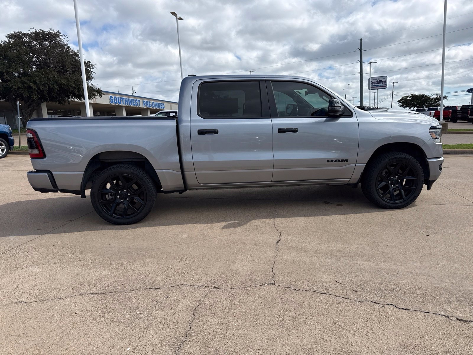 Used 2024 RAM 1500 Laramie AWD/4WD image 8