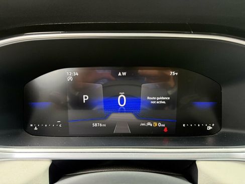 Used 2025 Volkswagen Taos SE FWD image 4