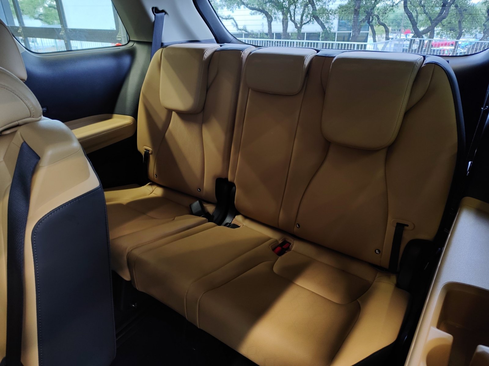 Used 2024 Kia Carnival EX FWD image 25
