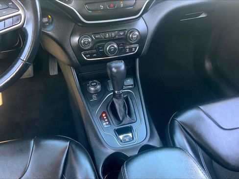 Certified 2021 Jeep Cherokee Latitude Plus AWD/4WD image 17