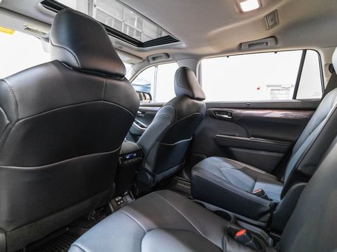 Certified 2026 Toyota Highlander Limited AWD/4WD image 15