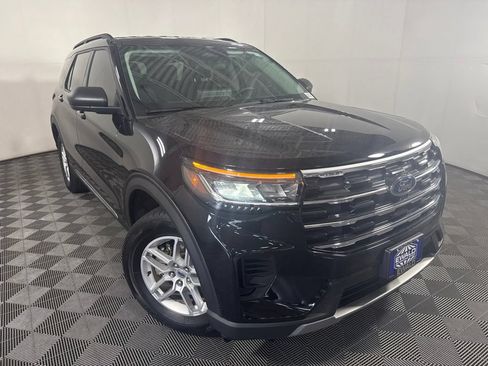 Used 2025 Ford Explorer Active AWD/4WD image 2