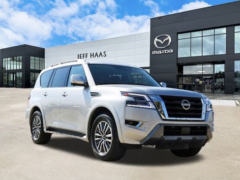 Used 2024 Nissan Armada SL w/ Captain's Chairs Package image 4