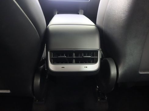 Used 2021 Tesla Model Y Long Range image 36