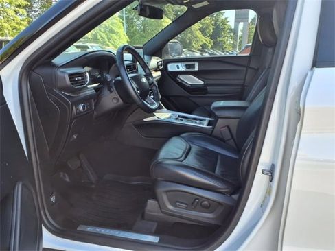 Used 2022 Ford Explorer Platinum w/ Technology Package image 4