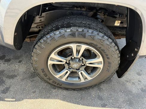Used 2017 Toyota Tacoma TRD Sport w/ Tow Package AWD/4WD image 5