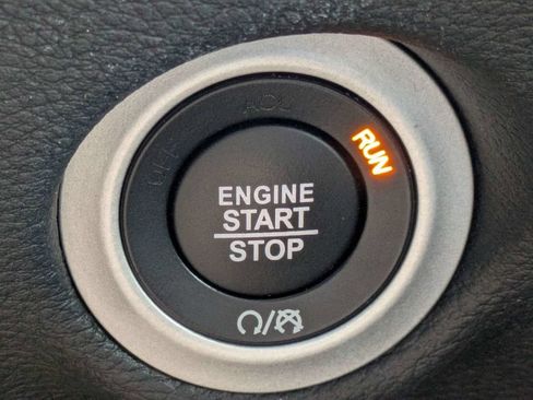 Used 2025 Chrysler Pacifica Limited FWD image 36